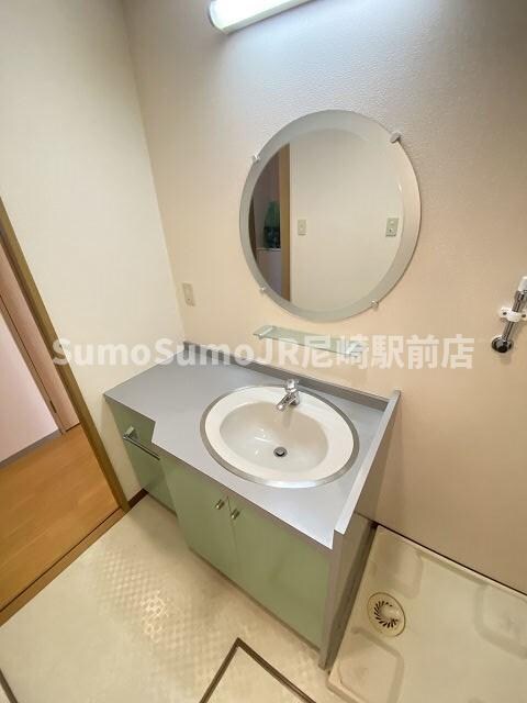 物件内観写真11　(使いやすい独立洗面台です)