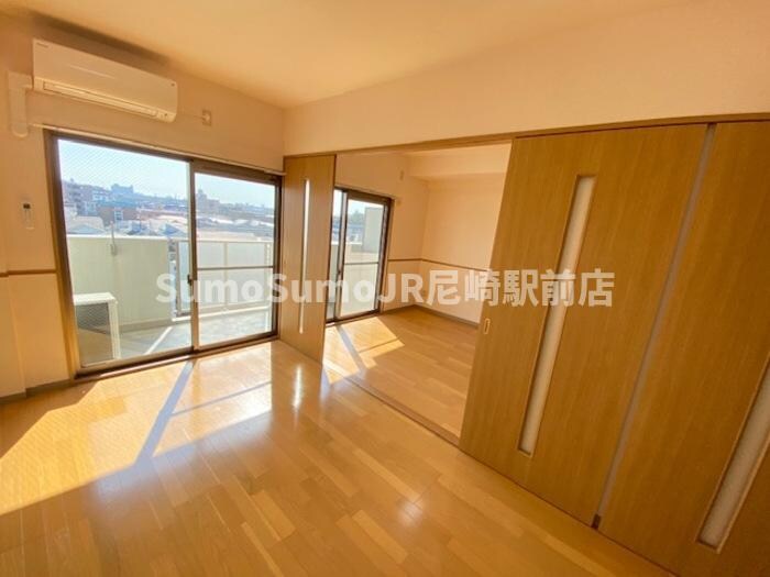 物件内観写真27　(ゆったりとした居間です)