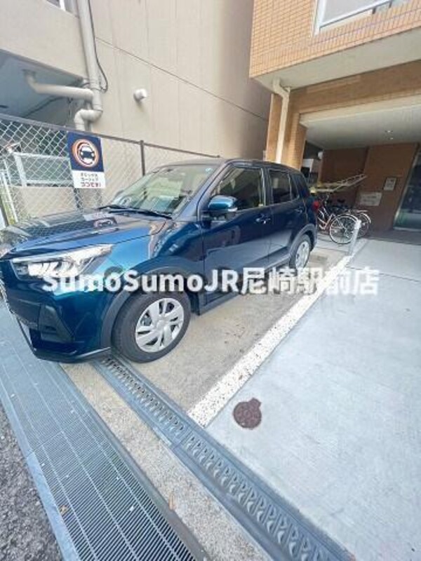 駐車場(車をお持ちの方に嬉しい駐車場付きの物件です)