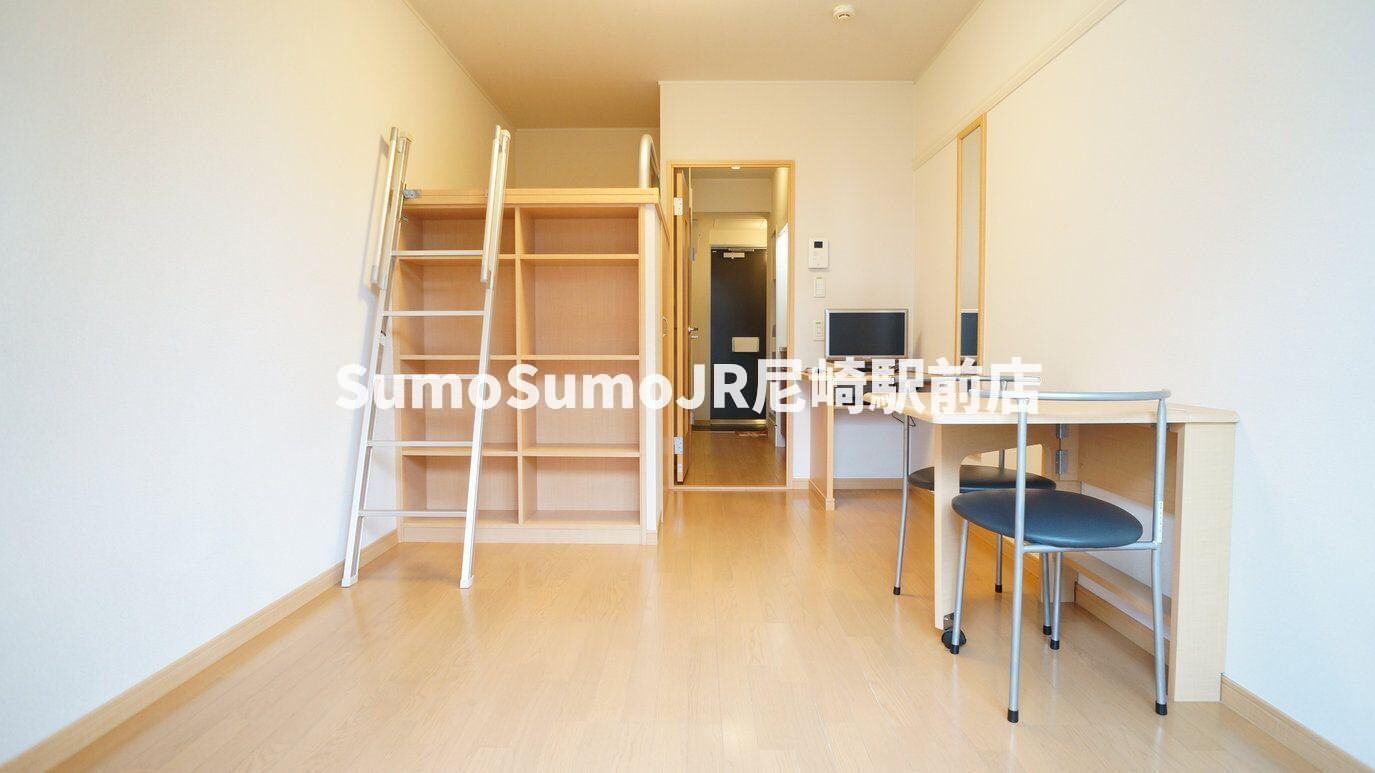 物件内観写真2　(こちらの居間で趣味の時間をお楽しみください)