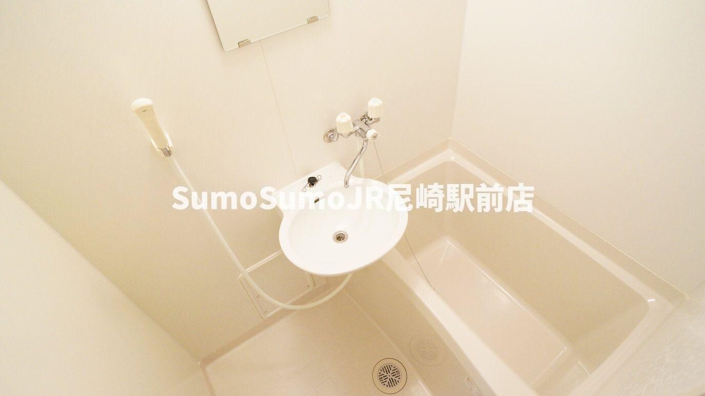 物件内観写真4　(明るい洗面所です)