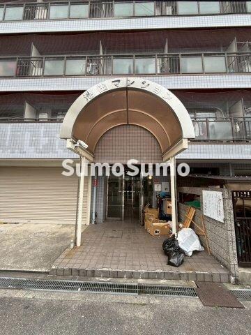 物件外観写真4　(清潔なエントランスです)