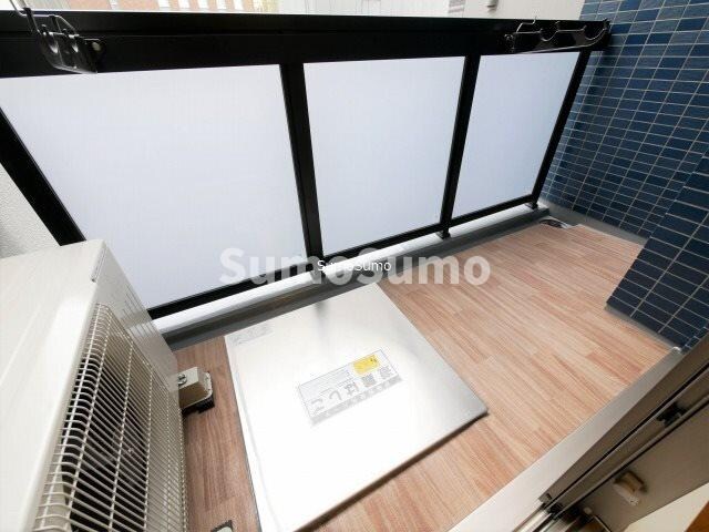 物件内観写真9　(開放的で明るい空間を演出してくれるバルコニーです)