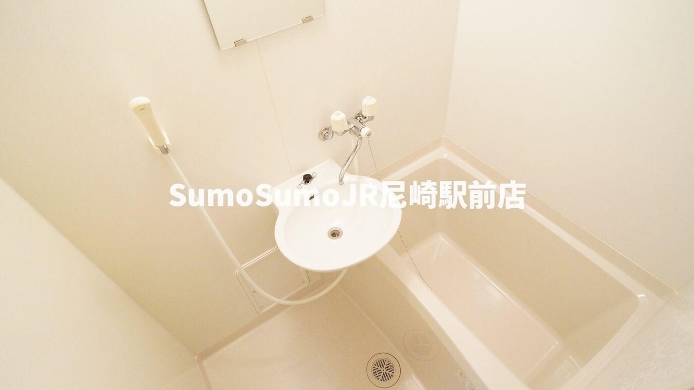 物件内観写真4　(広い洗面スペース)