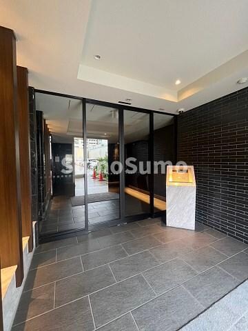 物件外観写真2　(落ち着いたエントランスです)