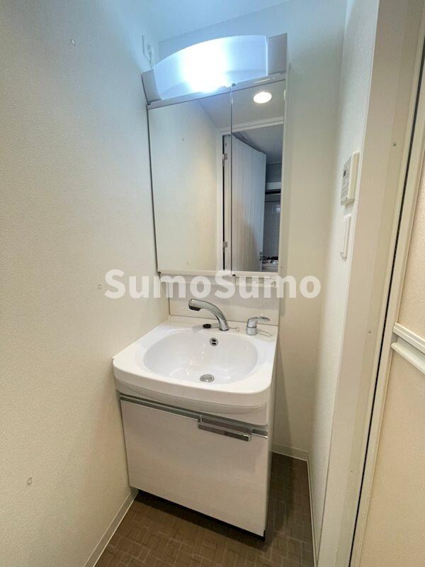 物件内観写真10　(明るい洗面所です)