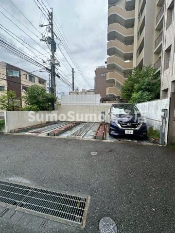 物件外観写真2　(車をお持ちの方に嬉しい駐車場付きの物件です)