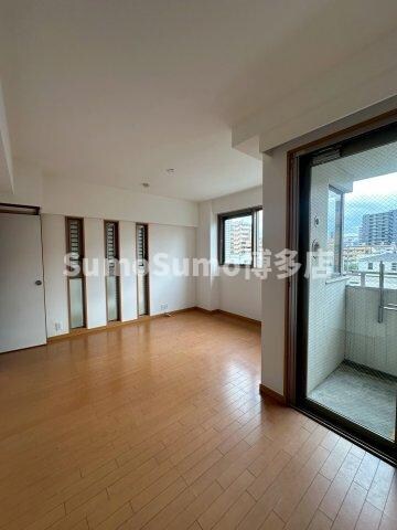 物件内観写真5　(ゆったりとしたリビングです)