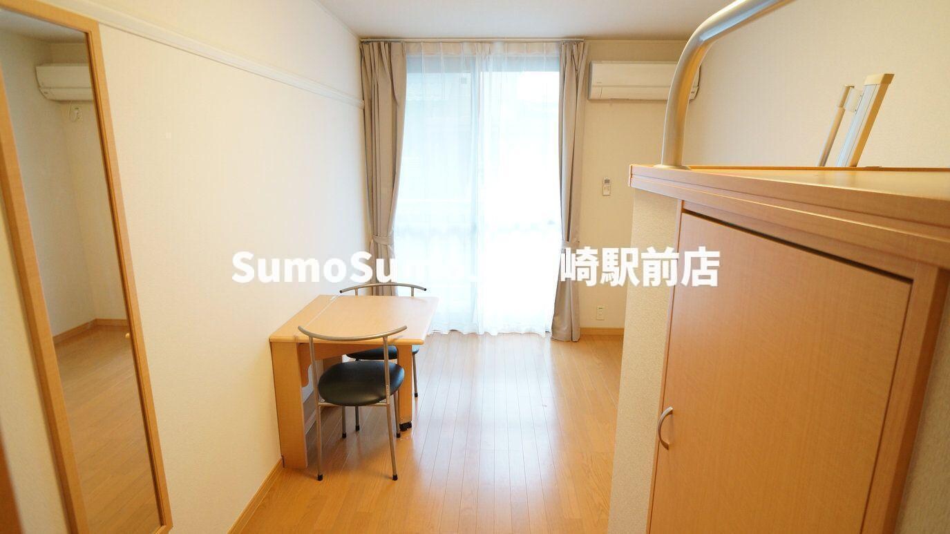 物件内観写真3　(広くて明るい寝室)