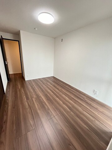 物件内観写真9　(広くて明るい寝室)