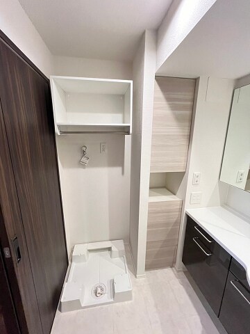 物件内観写真13　(広い洗面スペース)