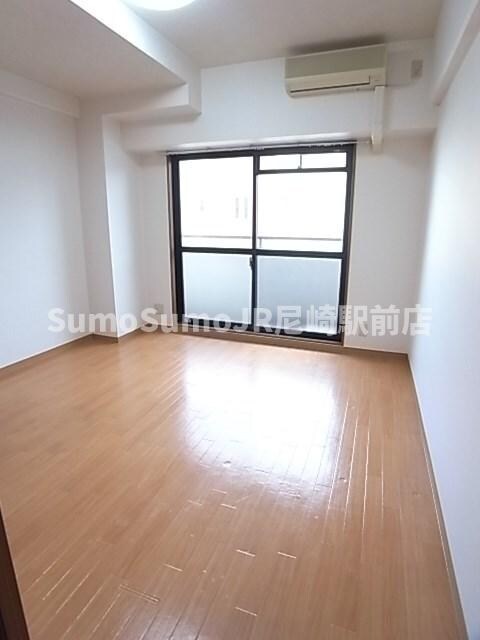 物件内観写真3　(こちらの居間で趣味の時間をお楽しみください)