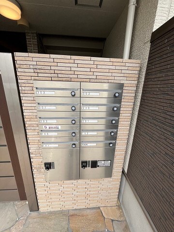 物件外観写真2　(便利な宅配ボックス完備♪)