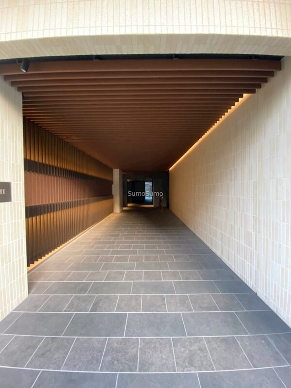 物件外観写真2　(清潔なエントランスです)