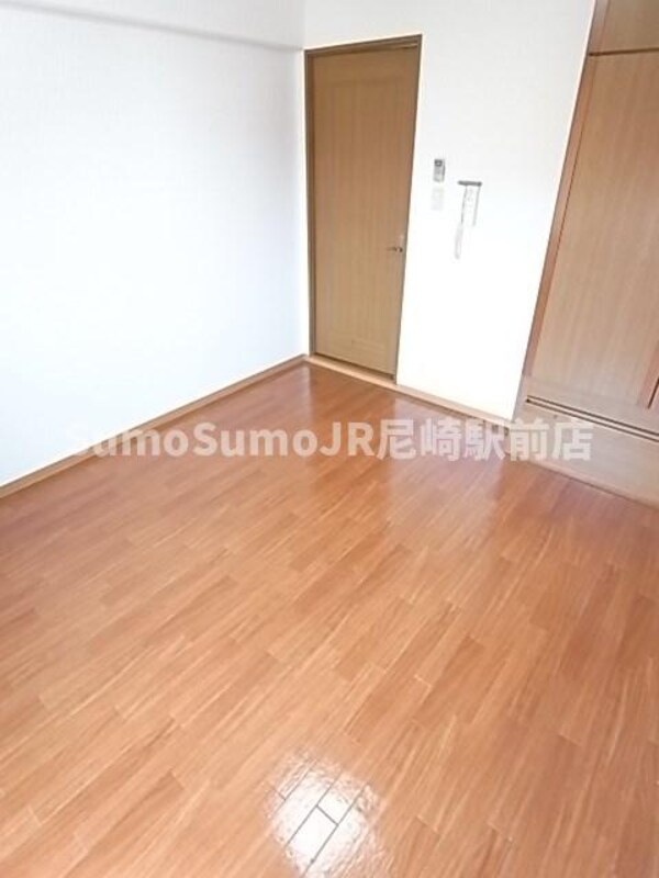 寝室(落ち着いた色調の寝室です)