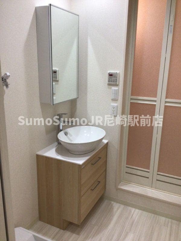 物件内観写真6　(朝の身支度には欠かせない独立洗面化粧台)