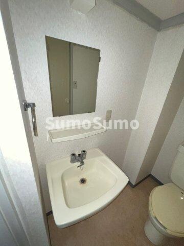 物件内観写真9　(朝の身支度には欠かせない独立洗面化粧台)