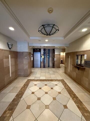 物件外観写真2　(清潔なロビーです)