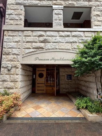 物件外観写真3　(ゆとりのあるエントランスです)