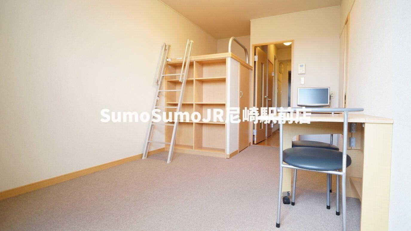 物件内観写真4　(こちらの居間で趣味の時間をお楽しみください)