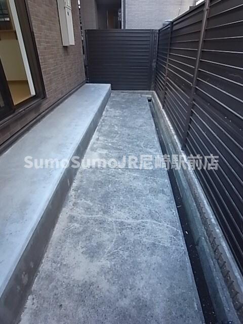 物件内観写真8　(開放的で明るい空間を演出してくれるバルコニーです)