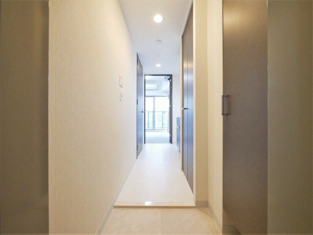 物件内観写真4　(収納もある玄関です)