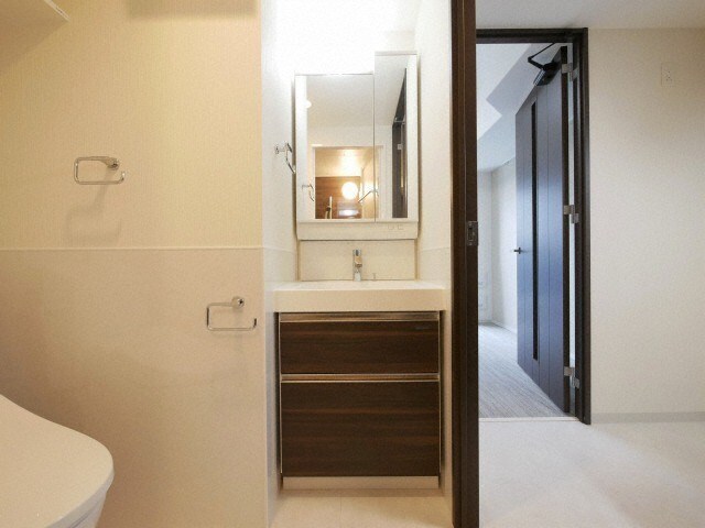 物件内観写真11　(広い洗面スペース)