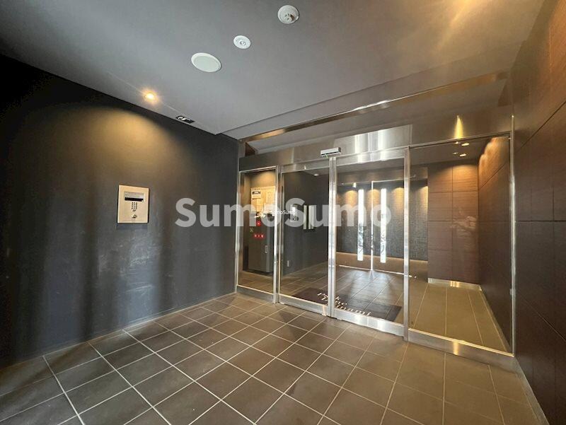 物件外観写真4　(清潔なエントランスです)