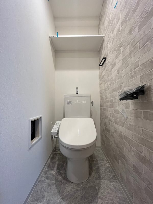 物件内観写真11　(ゆったりとした空間のトイレです)