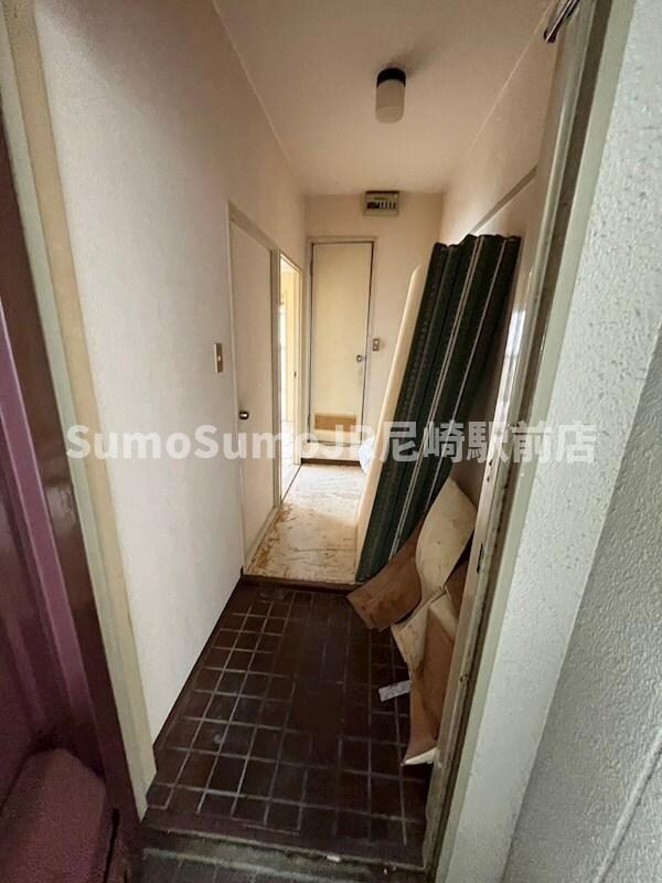 物件内観写真3　(明るい玄関です)