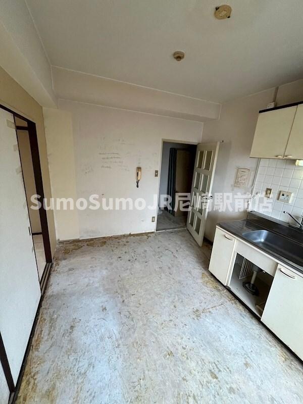 物件内観写真19　(こちらのリビングで趣味の時間をお楽しみください)