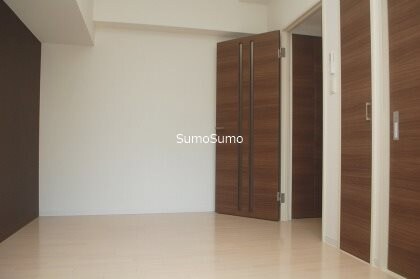 物件内観写真7　(広くて明るい寝室)