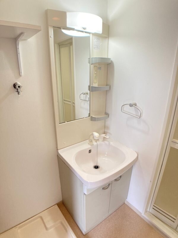 物件内観写真10　(明るい洗面所です)