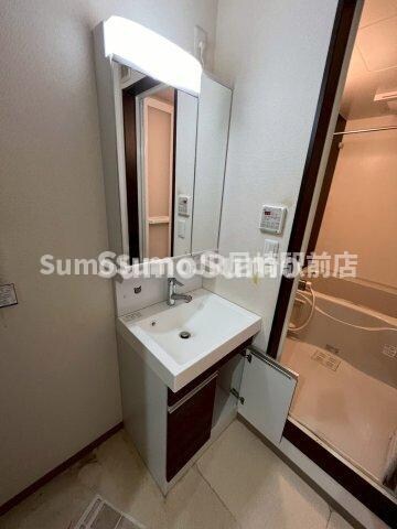 物件内観写真9　(独立洗面台あり、毎朝おしゃれに忙しい女性の方におすすめです)