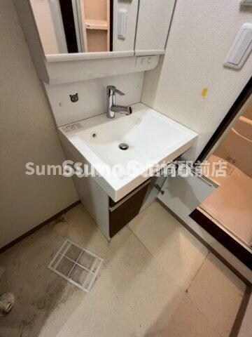 物件内観写真18　(独立洗面台、小物を置くことができて便利です)