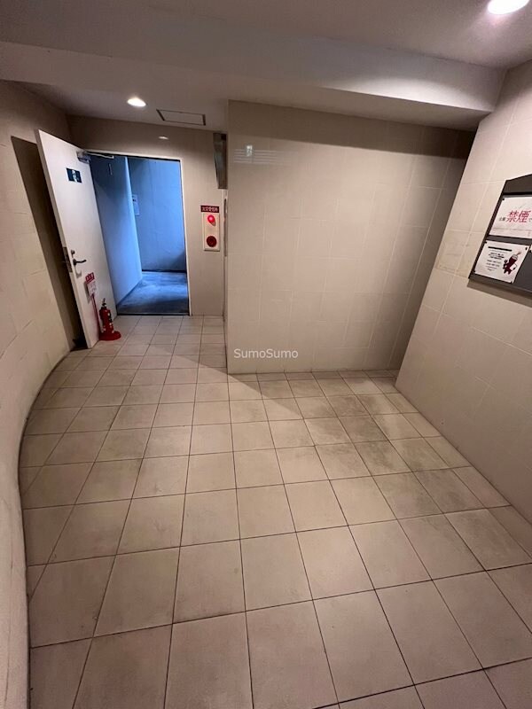 物件外観写真3　(清潔なロビーです)