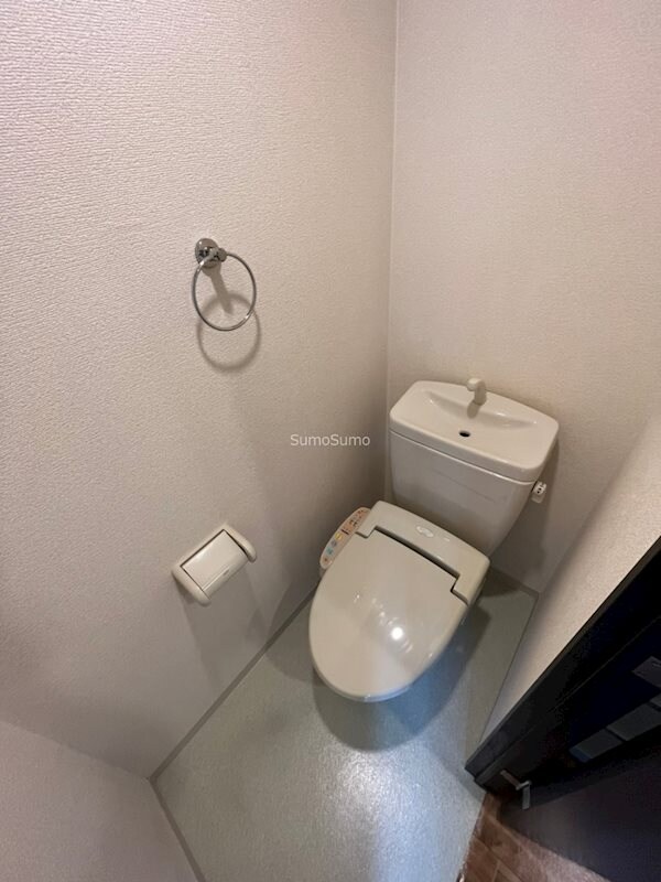 物件内観写真10　(ゆったりとした空間のトイレです)