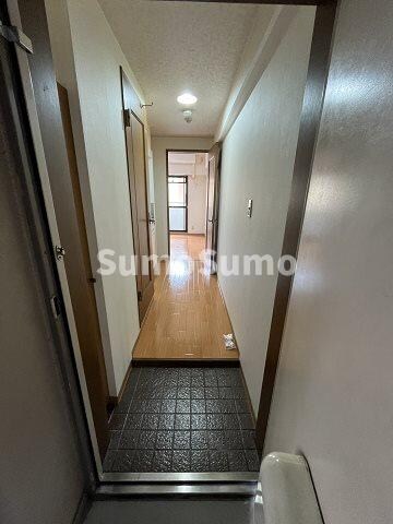 物件内観写真2　(明るい玄関です)