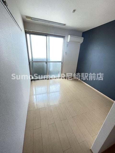 物件内観写真4　(こちらのリビングで趣味の時間をお楽しみください)