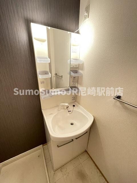 物件内観写真9　(独立洗面台、朝の身支度には欠かせません)