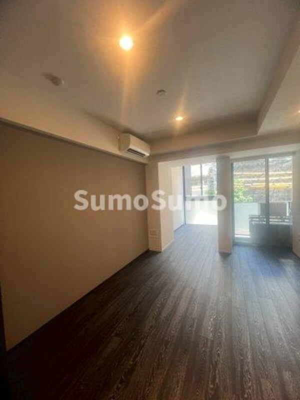 居室(こちらの居間で趣味の時間をお楽しみください)