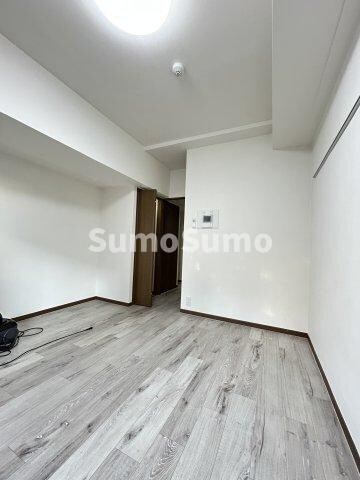 物件内観写真6　(落ち着いた色調の寝室です)