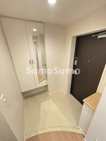 物件内観写真3　(ゆったりとした玄関です)