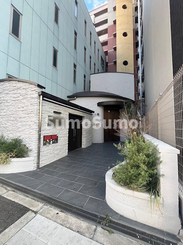 物件外観写真2　(清潔なエントランスです)