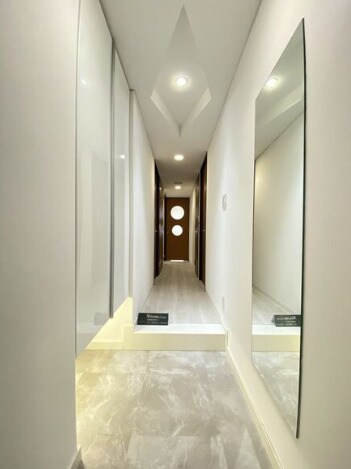 物件内観写真5　(収納もある玄関です)