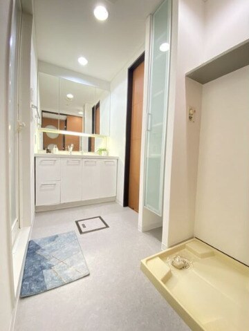 物件内観写真7　(ゆったりとスペースのある洗面所)