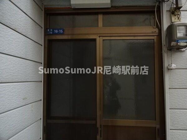 物件内観写真3　(収納もある玄関です)