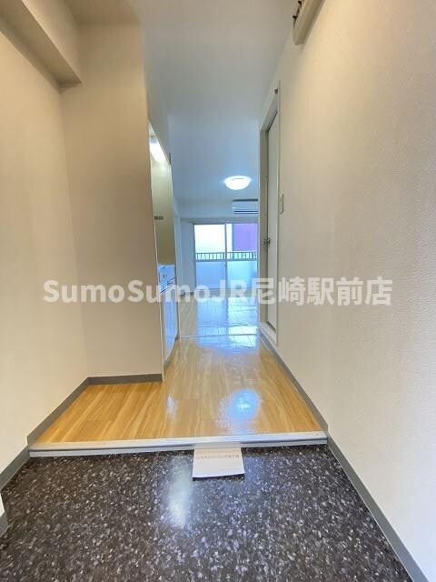 物件内観写真5　(明るい玄関です)