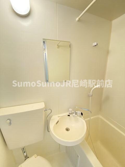 物件内観写真11　(ゆったりとスペースのある洗面所)