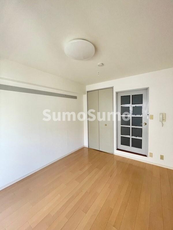 物件内観写真5　(こちらの居間で趣味の時間をお楽しみください)